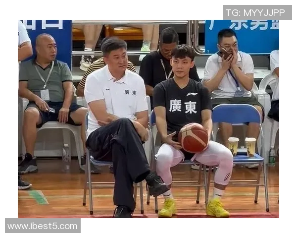 湖人队主教练杜锋将带领球队挑战辽宁队，燃爆比赛前的激烈火草!